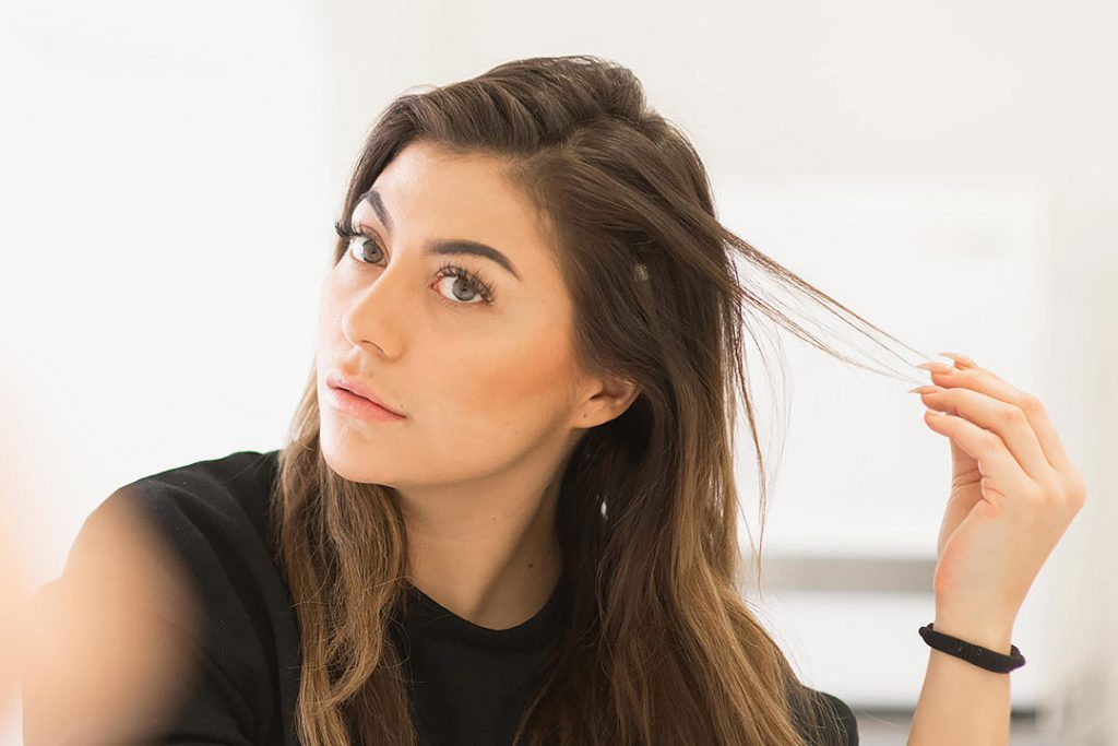 kvinna ser sig själv i spegeln orsaker håravfall