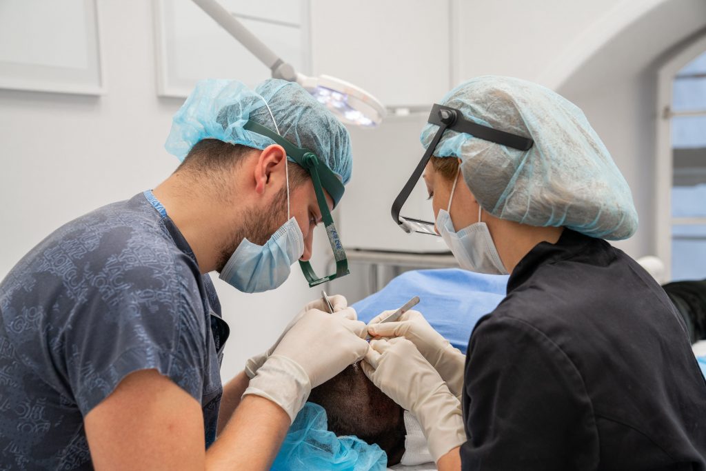 kvinna genomgår hårtransplantation på nordic hair clinic göteborg, stockholm, malmö