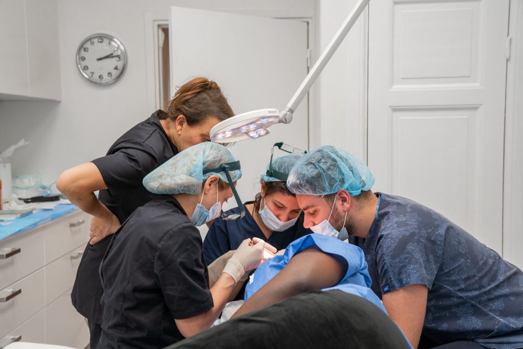 kvinna genomgår hårtransplantation för kvinnor på nordic hair clinic
