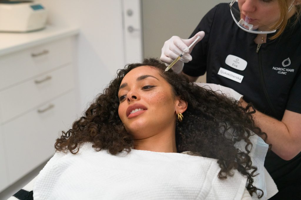 kvinna får prp behandling för håret