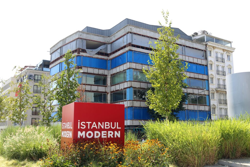 en somrig byggnad i Istanbul