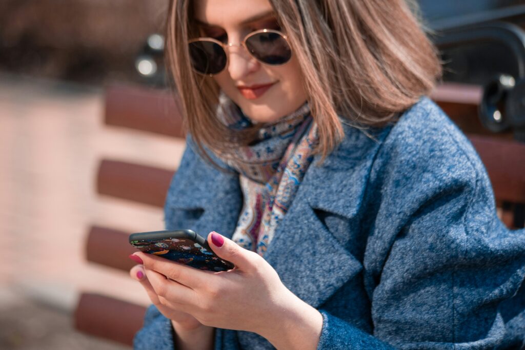 en tjej tittar i mobilen